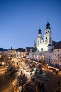 una città con un mercato natalizio di fronte a una chiesa di Peintnerhof Appartments & Zimmer a Naz-Sciaves