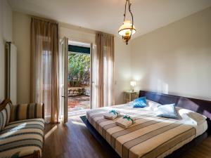 - une chambre avec un grand lit et un canapé dans l'établissement La Pavona Villa Luxury Collection, à Monterosso al Mare