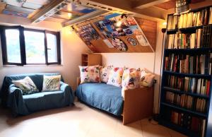 una camera con divano e libreria con libri di TakeAmalfiCoast City Loft a Baronissi