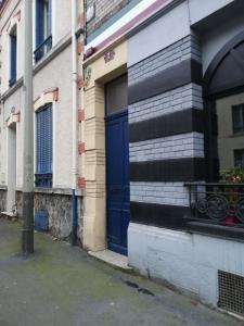 ランスにあるLuton Chicの建物側の青い扉