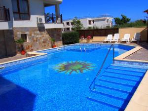una piscina con escaleras en un edificio en Бяла Виста Бийч Апартментс B - Byala Vista Beach Apartments B, en Byala