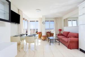 Televízia a/alebo spoločenská miestnosť v ubytovaní Penthouse Palm Mar