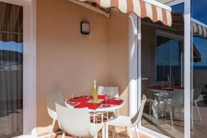 Balkón alebo terasa v ubytovaní Penthouse Palm Mar + 30 fotografií