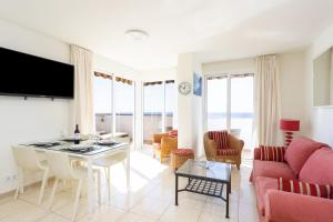 Televízia a/alebo spoločenská miestnosť v ubytovaní Penthouse Palm Mar