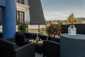 - un balcon avec une table et des chaises dans un bâtiment dans l'établissement Scandinavia Residence, à Piatra Neamţ