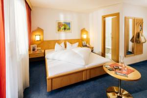 Un pat sau paturi într-o cameră la Hotel Wiese