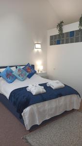 ein Schlafzimmer mit einem Bett mit Handtüchern darauf in der Unterkunft Petite propriété de prestige entre Paris et Disneyland in Le Plessis-Trévise