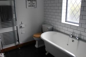Kúpeľňa v ubytovaní Modern Spacious House - Sleeps 16, Free Parking, Sun Terrace