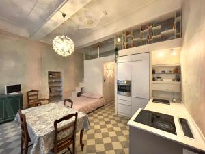 kuchnia i jadalnia ze stołem i łóżkiem w obiekcie Lo Studio di Battista w mieście Urbino