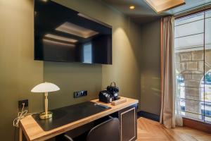 Télévision ou salle de divertissement dans l'établissement IBIZA ROOMs