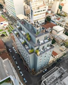 una vista aérea de un edificio en una ciudad en Play Theatrou Athens en Atenas