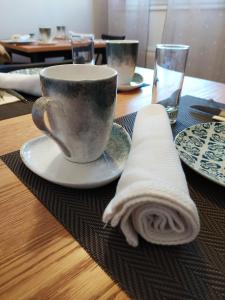 une table avec une tasse et une serviette sur une plaque dans l'établissement RIBA D'AUDE, à Carcassonne