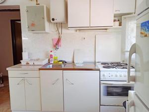 Kuchyň nebo kuchyňský kout v ubytování Apartment in Okrug Gornji with sea view, terrace, air conditioning, W-LAN 5045-1 + 16 fotografií
