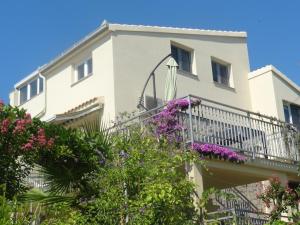 Balkón alebo terasa v ubytovaní Apartment in Okrug Gornji with sea view, terrace, air conditioning, WiFi 5046-1