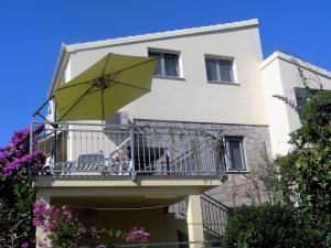 Balkón alebo terasa v ubytovaní Apartment in Okrug Gornji with sea view, terrace, air conditioning, WiFi 5046-1
