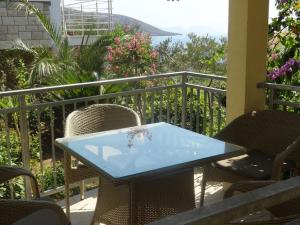 Balkón alebo terasa v ubytovaní Apartment in Okrug Gornji with sea view, terrace, air conditioning, WiFi 5046-1