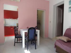 Posedenie v ubytovaní Apartment in Okrug Gornji with sea view, terrace, air conditioning, WiFi 5046-1