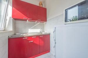 Kuchyňa alebo kuchynka v ubytovaní Apartment in Okrug Gornji with sea view, terrace, air conditioning, WiFi 5046-1