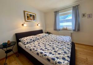 Schlafzimmer mit einem Bett und einem Fenster in der Unterkunft Kallis Appartement in Mayrhofen