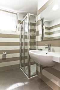 bagno con lavandino e doccia di Hotel Belvedere a Manerba del Garda