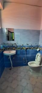 een badkamer met toilet en wastafel bij The Maple Inn in Pokhara