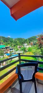 een bank bovenop een balkon met uitzicht bij The Maple Inn in Pokhara