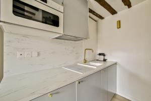 O bucătărie sau chicinetă la New&renovated cosy flat in The marais !!! 4pers