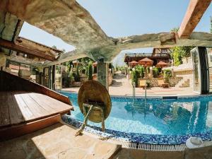 BoljevacHotel Etno Centar Balasevic的大型游泳池
