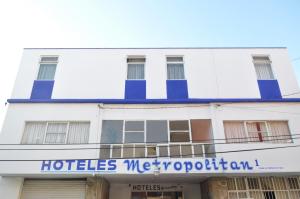 a building with a sign that reads hotels versoitoren at Hotel Metropolitan I in Irapuato