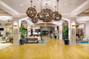 un vestíbulo de un hotel con lámparas de araña en Wyndham Lake Buena Vista Resort Disney Springs® Resort Area en Orlando