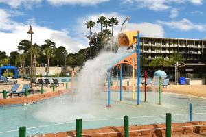 una fuente de agua en medio de una piscina en Wyndham Lake Buena Vista Resort Disney Springs® Resort Area en Orlando