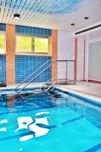 een binnenzwembad met blauw water bij Hotel Ostermann in Treis-Karden