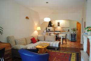 una sala de estar con un sofá y una mesa en Apartments Natura Makarska, en Makarska