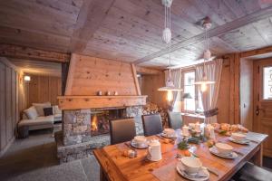 a dining room with a table and a fireplace at Paccard Locations Chamonix in Chamonix