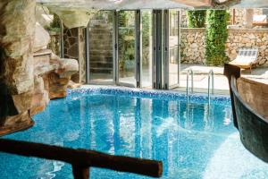 Hotel Etno Centar Balasevic内部或周边的泳池