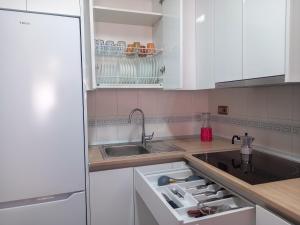 Una cocina o zona de cocina en Apartamento Hibisco , Primera Línea de Playa