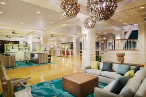 vestíbulo con sofá, mesa y escalera en Wyndham Garden Lake Buena Vista Disney Springs® Resort Area en Orlando