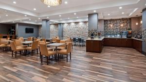 a restaurant with tables and chairs and a bar at Best Western Plus Philadelphia Convention Center Hotel in Philadelphia