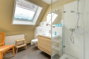 フーズムにあるNordsee-Apartments Hinrichsenのシャワー、洗面台、トイレ付きのバスルーム +23枚の写真