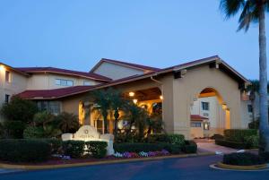 un hotel con un cartello di fronte a un edificio di La Quinta by Wyndham St. Pete-Clearwater Airport a Clearwater