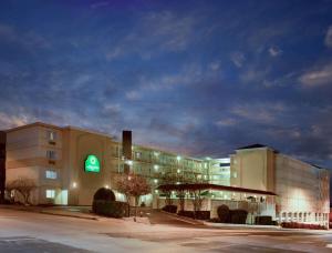 un gran edificio con luz verde delante en La Quinta Inn by Wyndham Austin Capitol / Downtown, en Austin