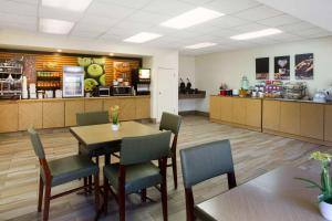 a restaurant with a table and chairs and a counter at La Quinta Inn by Wyndham Austin Capitol / Downtown in Austin