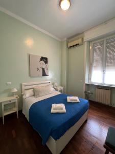 ein Schlafzimmer mit einem Bett mit zwei Handtüchern darauf in der Unterkunft B&B Santi Quattro Al Colosseo in Rom