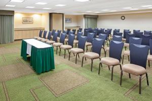 une chambre avec des rangées de chaises et une table dans l'établissement La Quinta by Wyndham Houston Galleria Area, à Houston