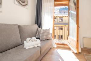 a living room with a couch and a large window at Apartamentos Vaquers MIKKA 3000 in Pas de la Casa