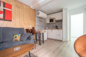 a living room with a couch and a kitchen at Apartamentos Vaquers MIKKA 3000 in Pas de la Casa