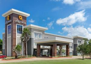 una representación de la parte delantera de un hotel en La Quinta by Wyndham Jacksonville, Texas en Jacksonville