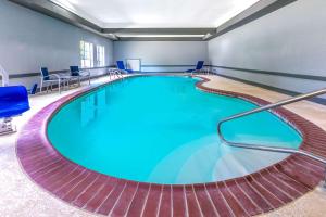 - une grande piscine dans une chambre d'hôtel avec eau bleue dans l'établissement La Quinta by Wyndham Jacksonville, Texas, à Jacksonville