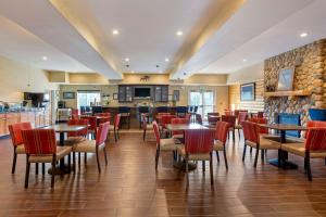 Restoran ili drugo mesto za obedovanje u objektu Comfort Suites Anchorage International Airport
