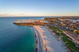 - une vue aérienne sur la plage et l'océan dans l'établissement Quality Resort Sorrento Beach, à Perth